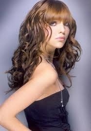 coiffure frange droite cheveux boucles