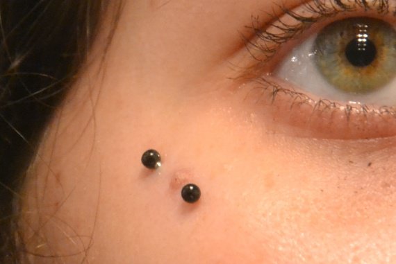 Piercing a la langue & oeil de chat - aufeminin