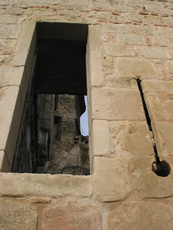 fenètre et meurtrière du château de gontaud de nogaret - gontaud de