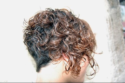 coiffure carre plongeant sur cheveux boucles