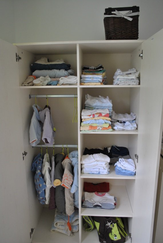 Armoire avec les vêtements "prêt à porter" Chambre d'Isao Jennilol