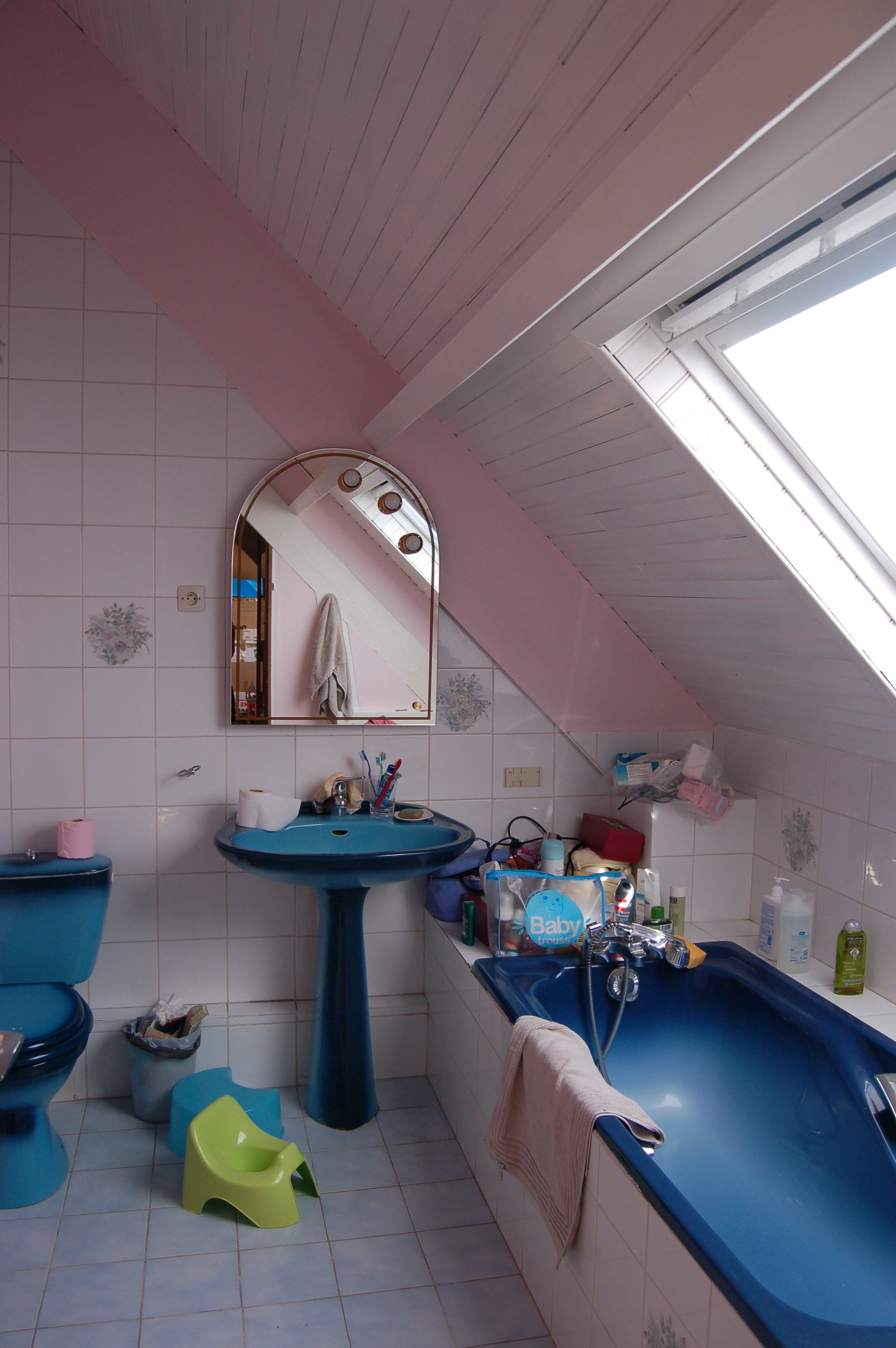 Salle de bains vieille deco moins presente ici photos club ...