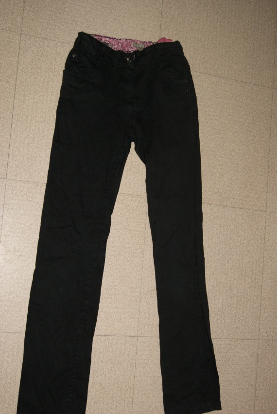 Pantalon noir slim taille réglable ( a été recousu sur l arriere) IN EXTENSO 2€