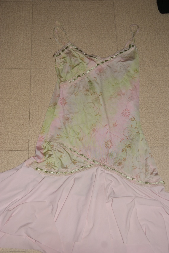 Robe elasthanne rose et vert ( ruban qui se defait un peu) JENNYFER T 38/40 1€