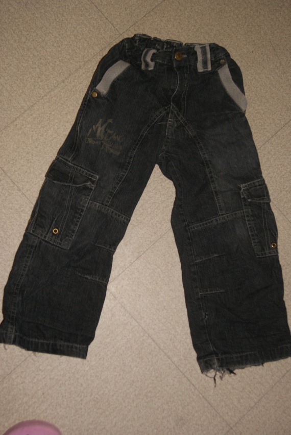 Jean noir interieur doublé (T réglable ) bas de jambes un peu usé (inscrit 3 taille 4) 2€
