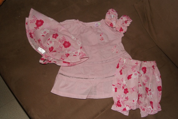 Enble 4 pces : Robe+Bloomer+Fichu+Chaussons NEUF L ENFANT DO 10€