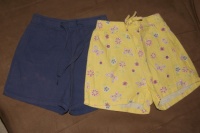 2 shorts : bleu + jaune 1€