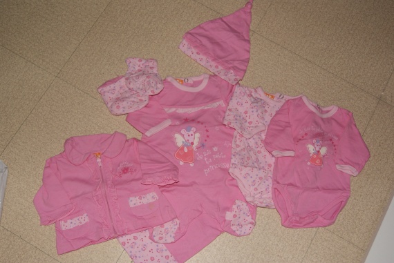 Kit 7 pieces rose : Pyjama coton + 2 bodys + gilet + bonnet + chaussons +sac BILOBA (NEUF) 10€