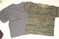 2 t shirts : 1 noir + 1 militaires 1€ le lot