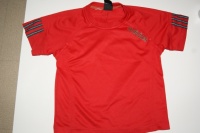T shirt rouge ADIDAS ( 1 petit accro racommodé ) 1€