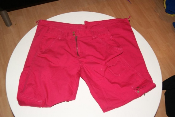 Pantalon rose taille 36 Prix :2€ NEUF ( rep en attente)