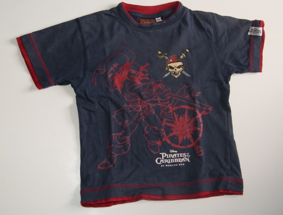 T shirt marine & rouge PIRATE DES CARAIBES 2€ ( Dispo a la rentrée )