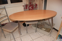 Table ovale de cuine ou salle a manger 140 cm de long X 80 cm de large X 76 cm de haut ( un peu ecor