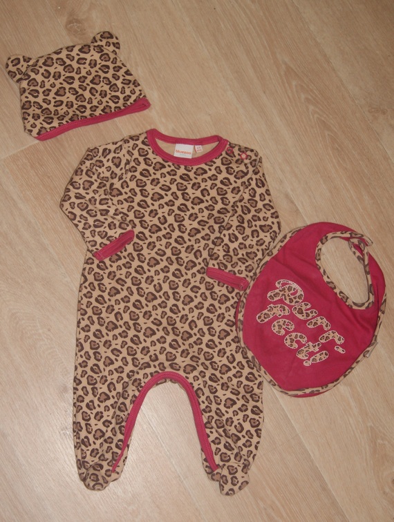 Pyjama + bonnet + bavoir coton leopard 5€