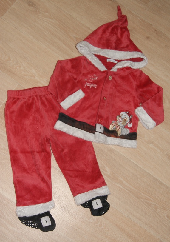 Pyjama noel 2 pieces velour ( rouge a un peu decoloré sur la bande noir ) PANPAN DISNEYLAND 4€