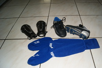 Baskets crampons P 30 + protege tibia + chaussettes foot P 30-32 KIPSTA servi 1 fois 10€