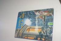 Livre de contes ( bon etat juste un peu abimé a l interieur de la couverture ) 2€