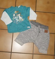 1 MOIS : Enble pantalon + haut ML gris , blanc & vert ROI LION ORCHESTRA 4€