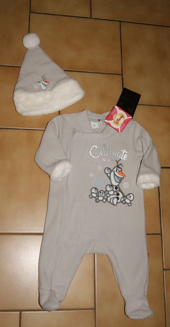 6 MOIS : Pyjama polaire gris + bonnet OLAF 7€