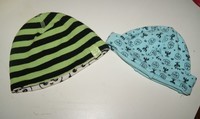 Lot 2 bonnets : Rayé H&M ( 2-4 mois taille petit ) + bleu 0/3 mois 2€