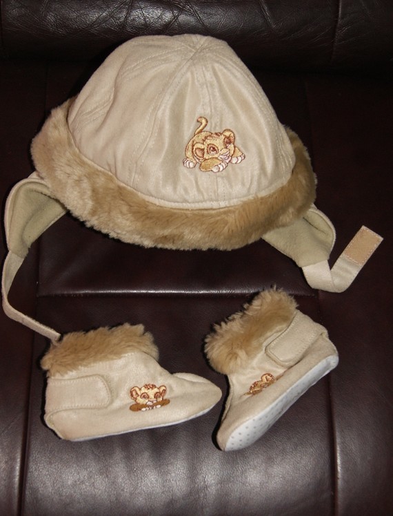 Enble bonnet + chaussons beige  ROI LION DISNEY STORE 6/12 MOIS