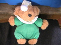doudou peluche ours marron et vert bonnet - marque Auchan