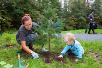 Mère et enfant plantant un arbre