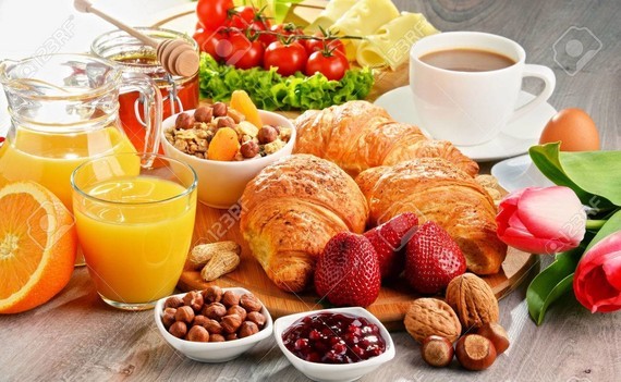 -petit-déjeuner-composé-de-croissants-café-fruits-jus-d-orange-du-café-et-de-la-confiture-ré