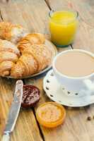cafe-croissants-confiture-au-jus-orange-petit-dejeuner-francais-typique-petit-dejeuner_90380-354