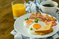 petit-dejeuner-americain-oeufs-bacon-pain-grille-crepes-cafe-jus_89198-1595