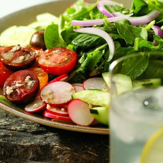 presentation-salade-composée-épinards-tomates-cerises-et-radis