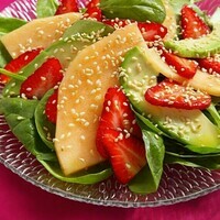 presentation-salade-composée-mangue-tomates-épinards