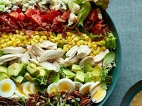 presentation-salade-composée-oignon-rôti-oeufs-poulet-pecan-tomates