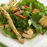 presentation-salade-composée-salade-aux-épinards-et-tofu-salades-savoureuses