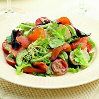 presentation-salade-composée-salade-intéressante-avocats-et-tomates-cerises