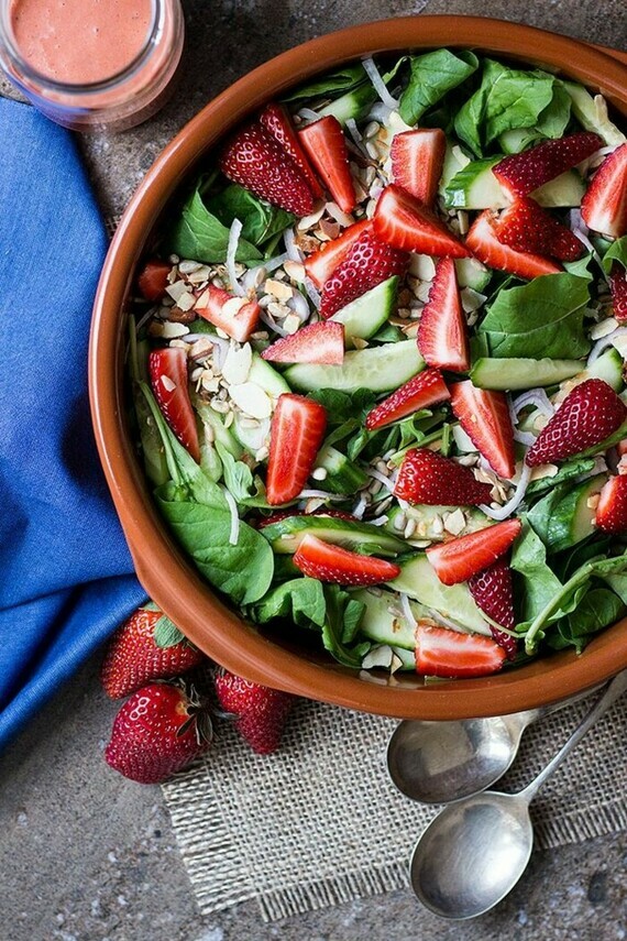 recette-de-salade-composée-salade-avec-épinards-fraises-et-graines