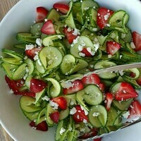 recette-de-salade-concombres-et-fraises-salade-simple-de-fruits-et-de-légumes