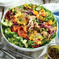 recette-salade-composée-hiver-salade-davocat-laitue-poulet-tomates-grillées-et-autres-légumes
