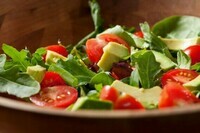recette-salade-composée-tomates-herbes-fraîches-et-avocat