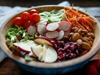 recette-salade-composée-vegan-radis-laitue-et-canneberges-amendes