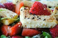 recette-salade-été-fraises-fromage-épinards-sésame
