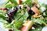 recette-salade-été-pommes-fruits-secs-épinards-noix-effilés