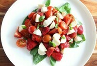recette-salade-été-salade-caprse-avec-baby-mozarella-tomates-cerises-fraises