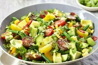 recettes-de-salades-composées-avocat-tomates-cerises-jaunes-tomates