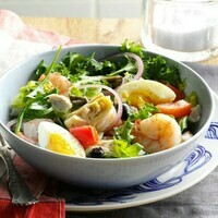 recettes-de-salades-composées-crevettes-oeufs-dûrs-et-légumes