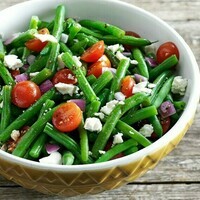 recettes-de-salades-composées-haricots-verts-tomates-cerises-oignon-rouge