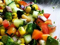 recettes-de-salades-composées-jolie-salade-multicolore-avec-tomates-concombre-mais-