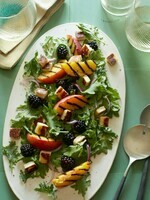 recettes-de-salades-composées-nectarines-fromage-myrtilles-feuilles-vertes