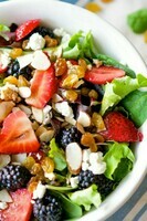 salade-composée-dété-aux-fraises-laitues-fruits-rouges-et-fromage-de-chèvre