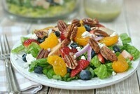 salade-composée-dété-avec-plusieurs-fruits-et-noix-de-pecan-e1507103369608